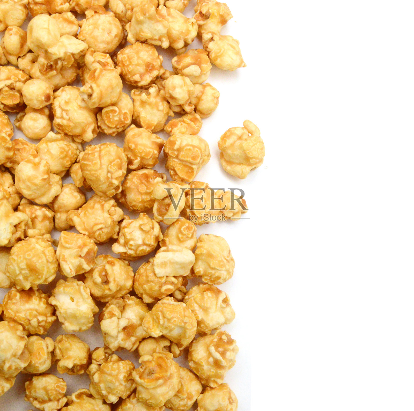 白色背景上的焦糖爆米花照片摄影图片