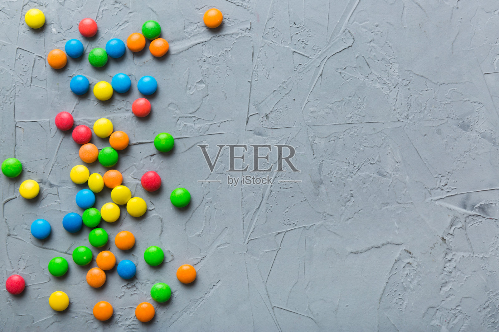 混合收集彩色糖果，在彩色背景。平躺，俯视图。框架的彩色巧克力涂层糖果照片摄影图片