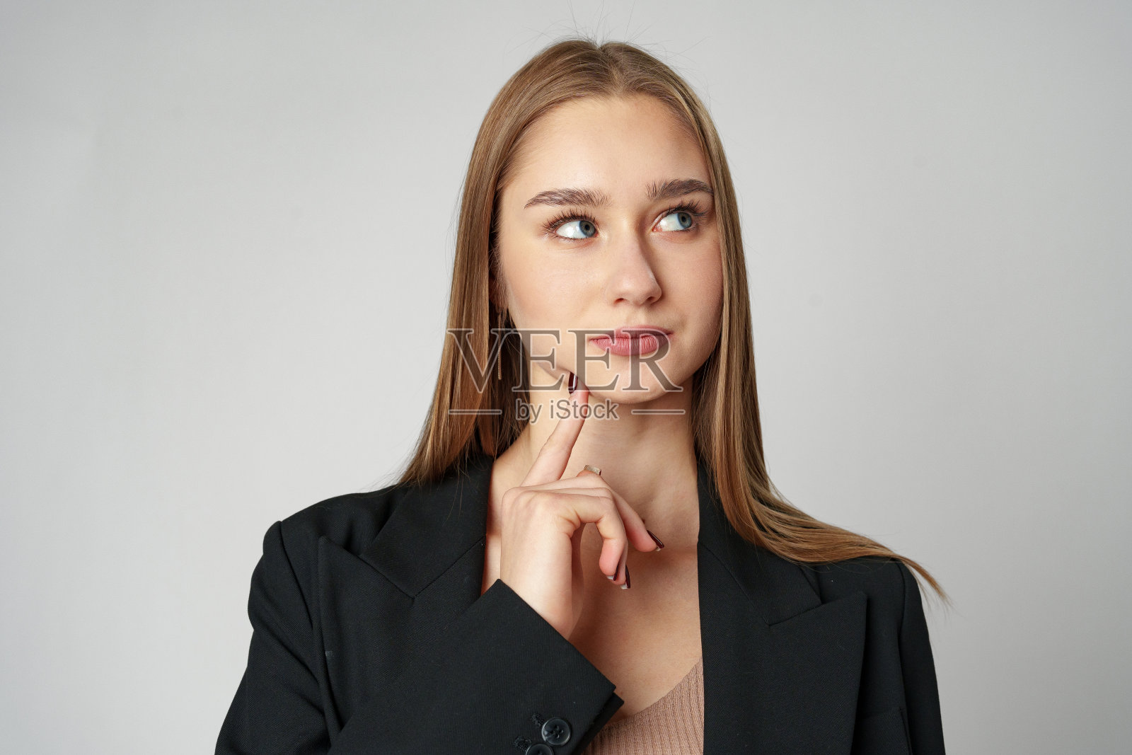 有思想的年轻女子在朴素的背景下摆姿势照片摄影图片