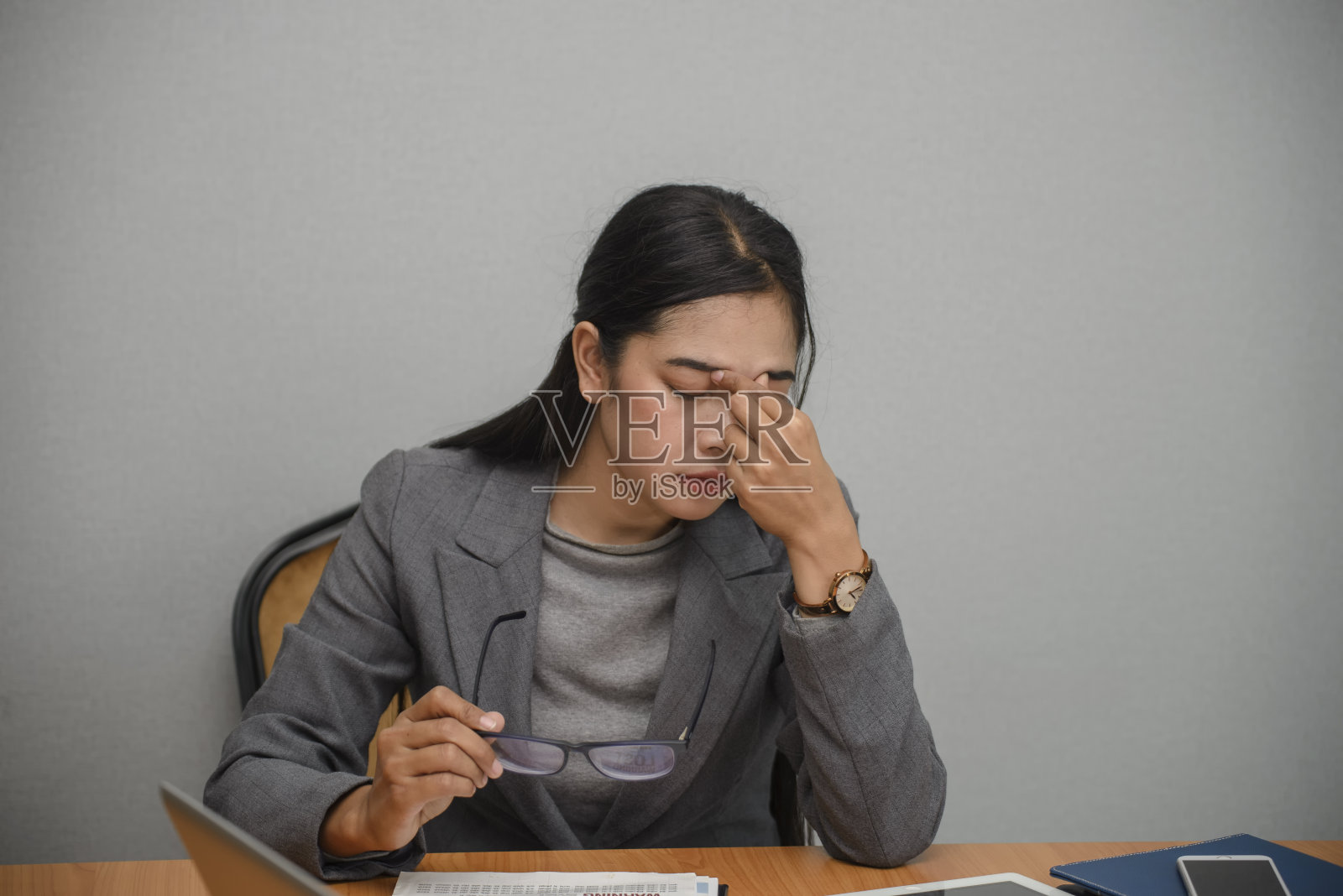 因工作压力大而沮丧的女商人照片摄影图片