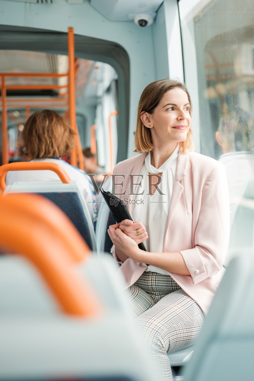 使用公共交通工具上班的女商人。理念:生态，少车，公共交通照片摄影图片