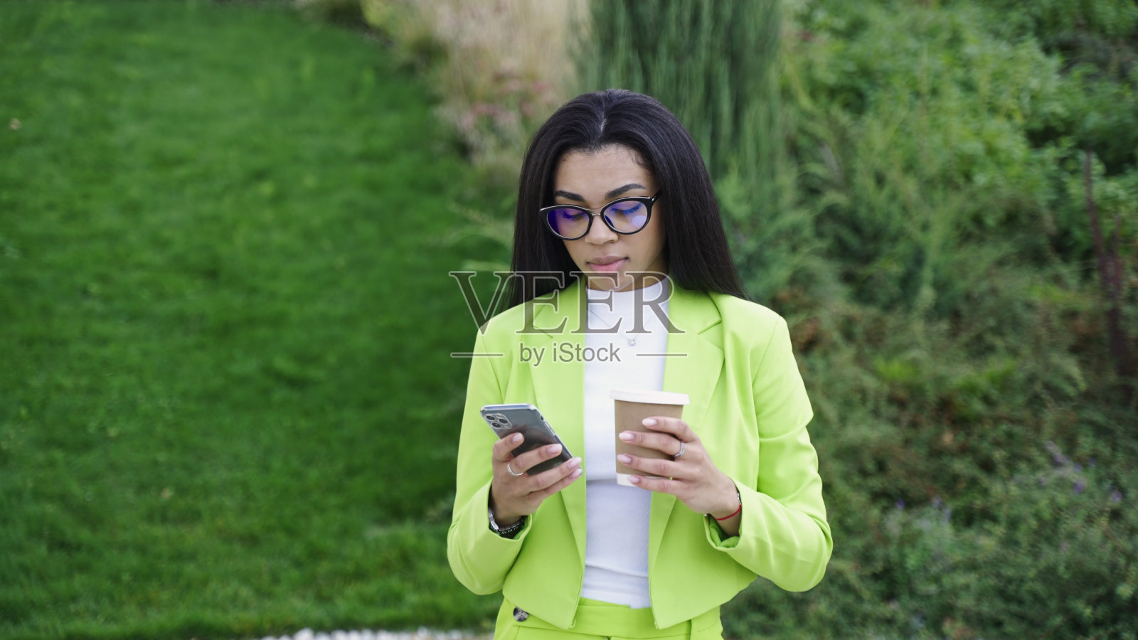 一个非洲女人在外面聊天照片摄影图片