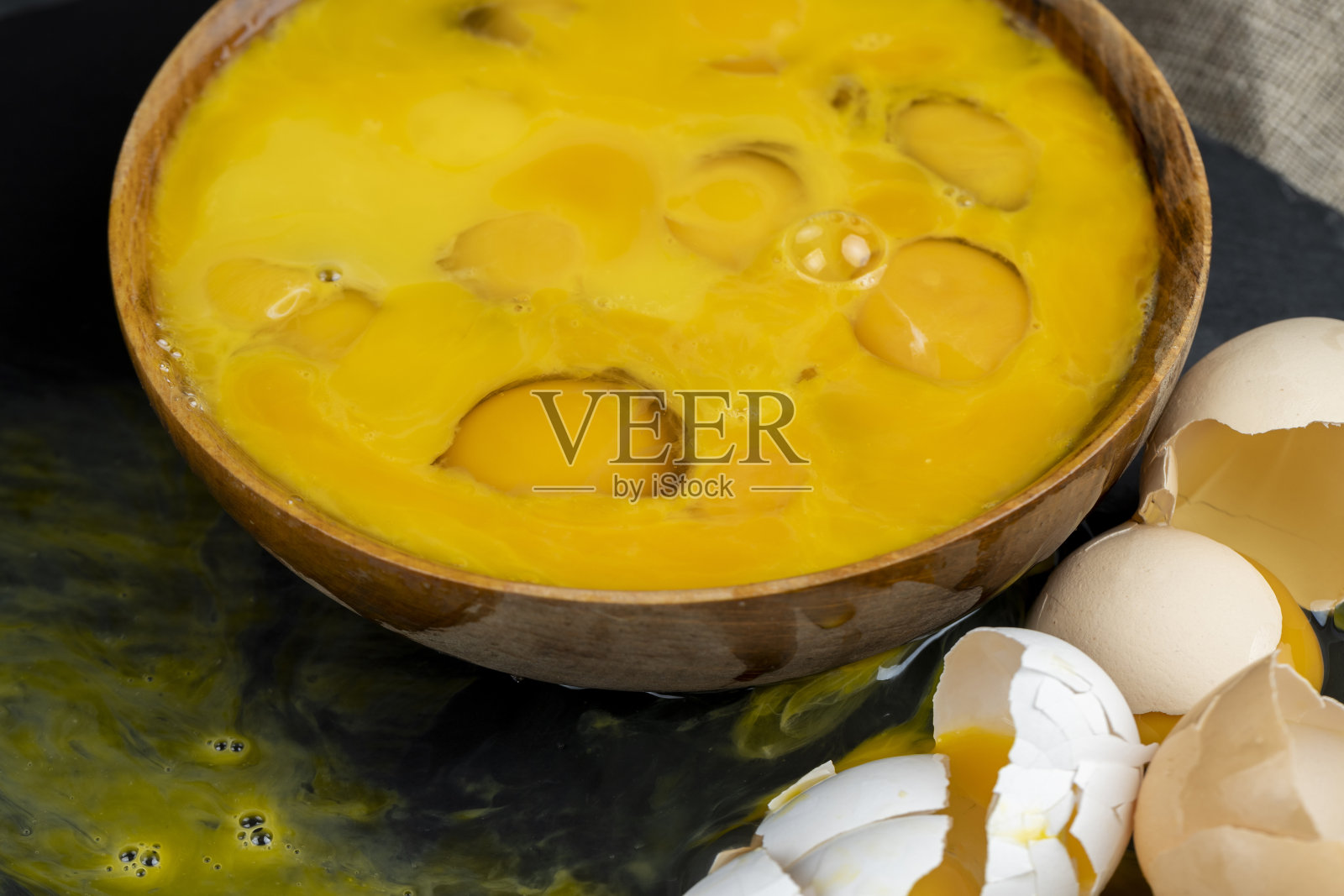 新鲜的鸡蛋在厨房的桌子上照片摄影图片