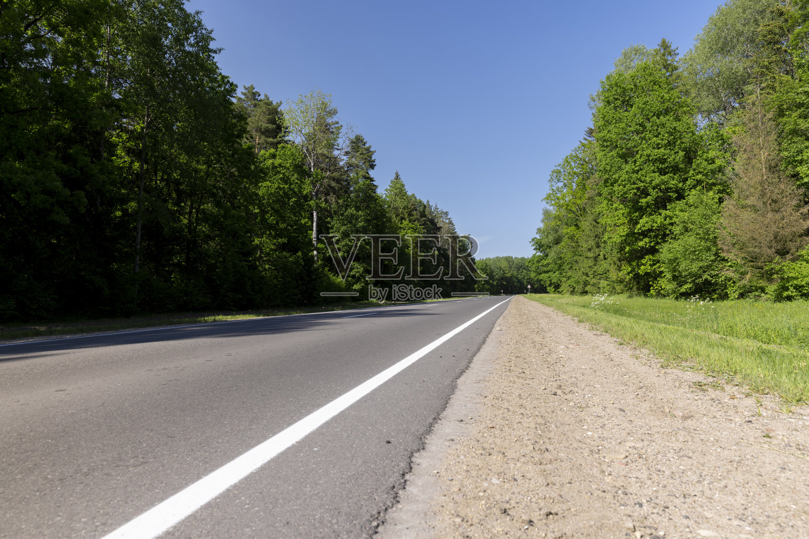 带有白色标线的铺砌道路照片摄影图片