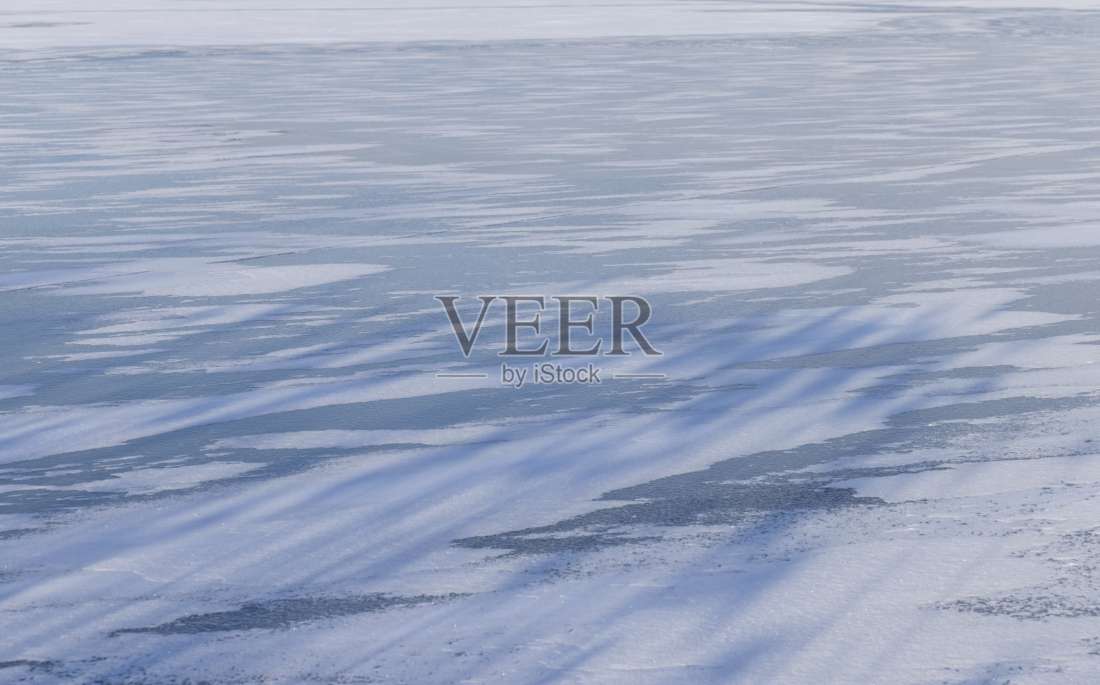 在冰冻的湖面上，阳光明媚的冬天照片摄影图片