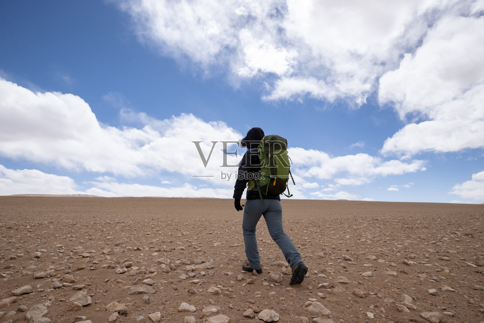 中国冬季高海拔路段徒步旅行的女性照片摄影图片