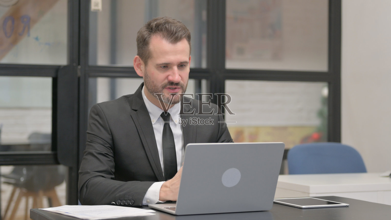 在线视频聊天的商人在工作照片摄影图片