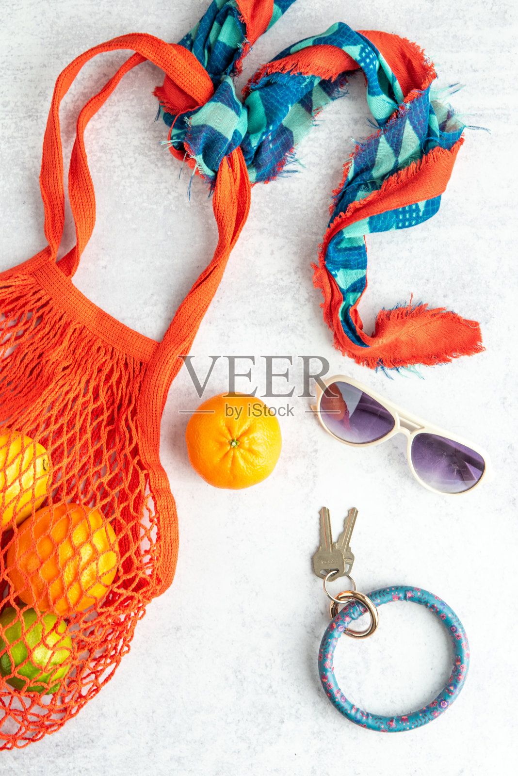 明亮的平面铺设环保钩针袋装满柑橘水果周围的配件照片摄影图片