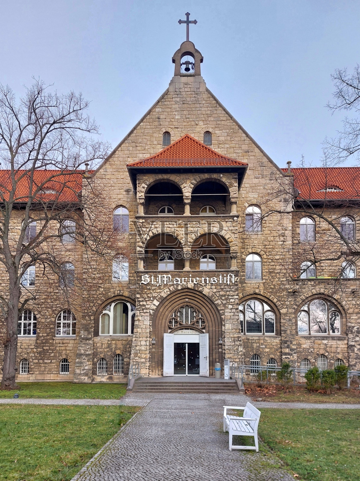 位于德国马格德堡的历史悠久的医院建筑圣玛丽恩斯特的入口(写在入口上方)照片摄影图片