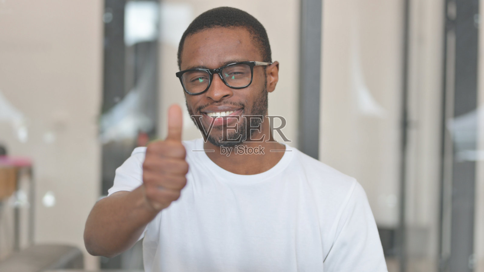 随意的竖起大拇指的非洲男人的肖像照片摄影图片