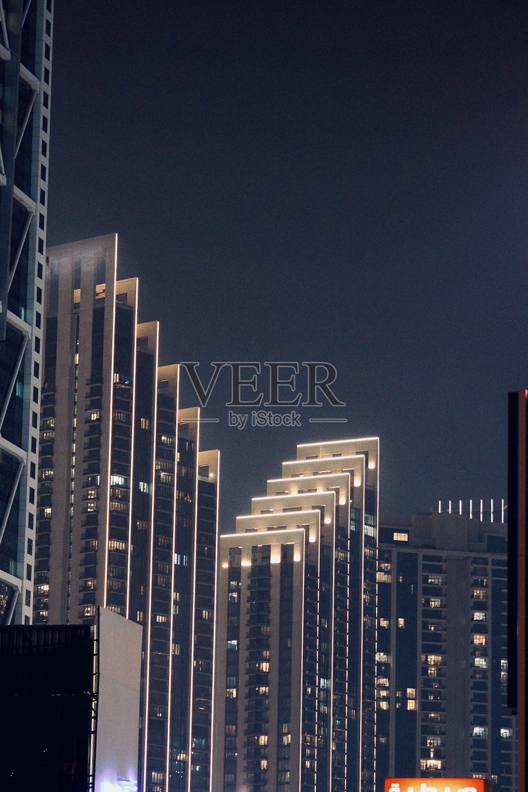 灯光照耀下的城市景观照片摄影图片