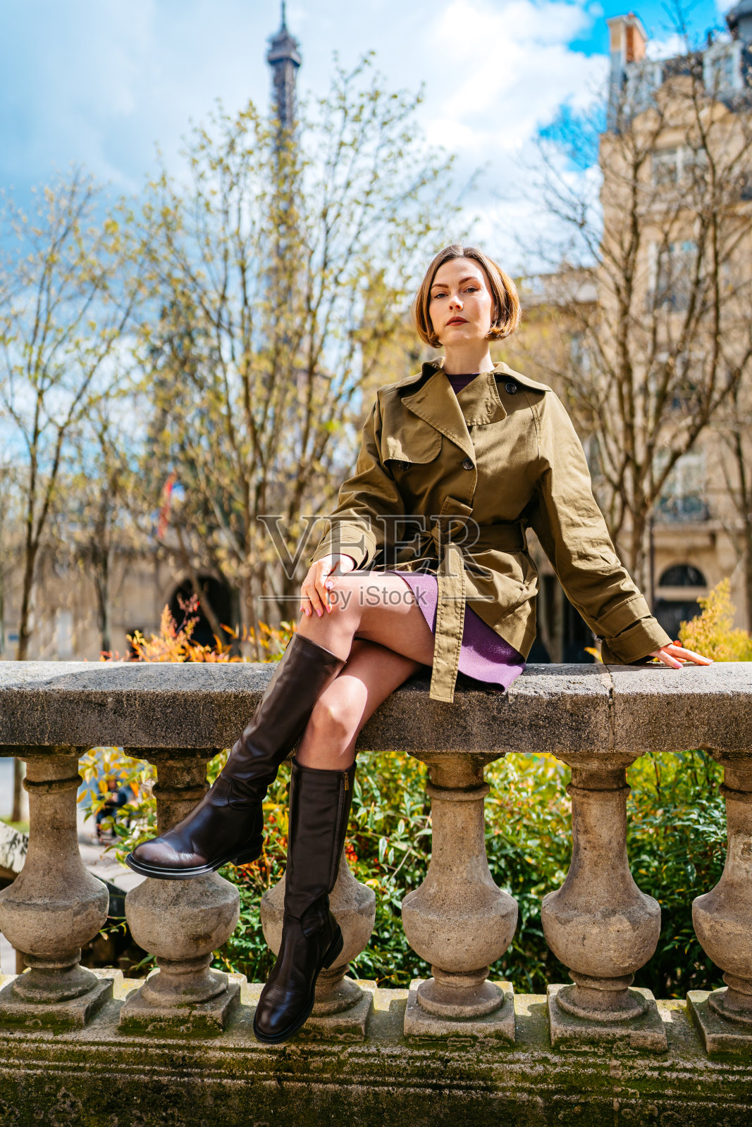 法国巴黎埃菲尔铁塔前街上的年轻女子照片摄影图片