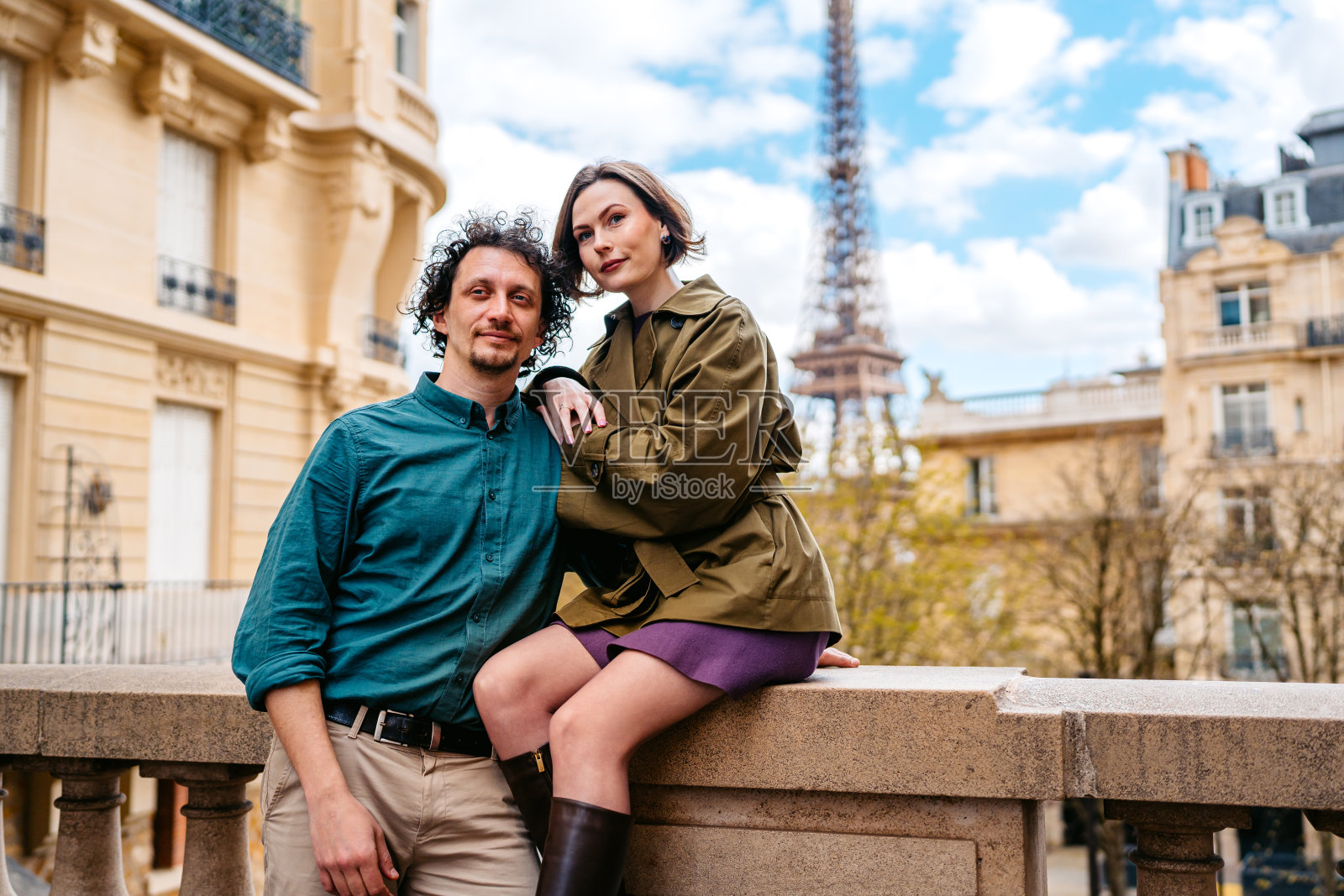 在法国巴黎埃菲尔铁塔前的街道上的年轻情侣照片摄影图片