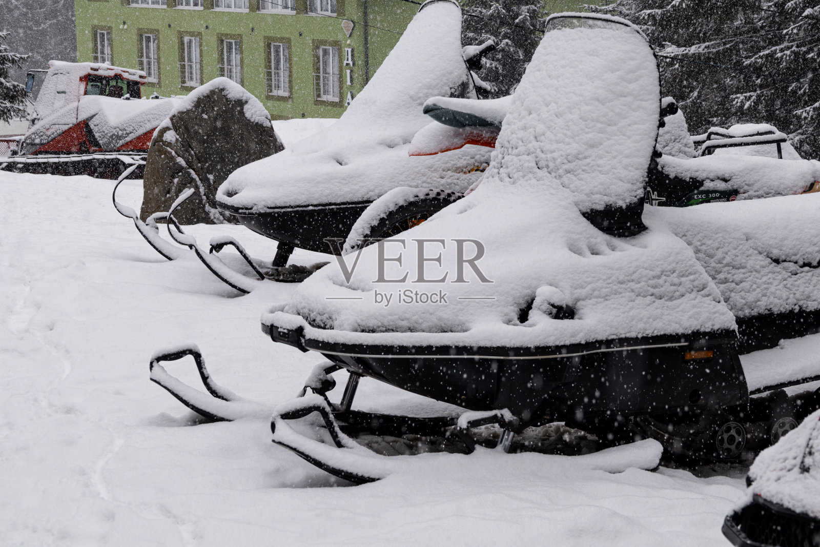 喀尔巴阡山脉美得不可思议。大雪和大雾。照片摄影图片