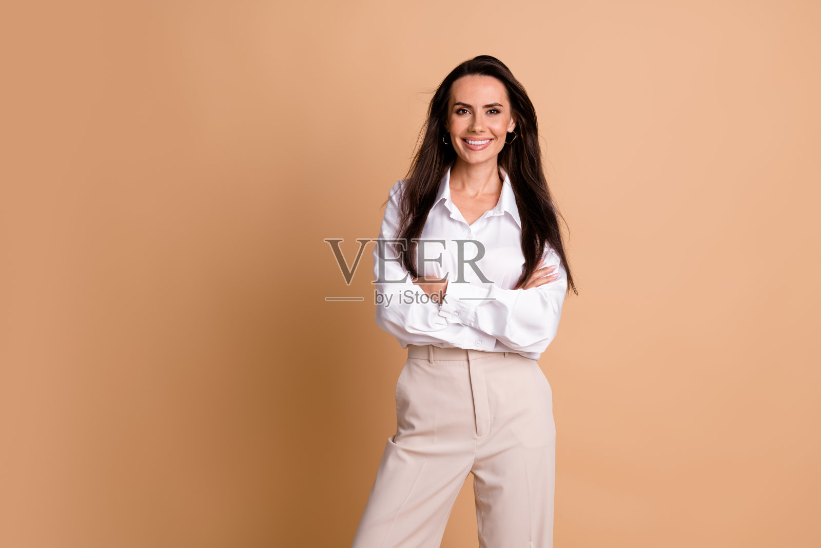 令人惊叹的优雅的公司代理的照片牙齿微笑交叉双臂空的空间孤立的米色背景照片摄影图片