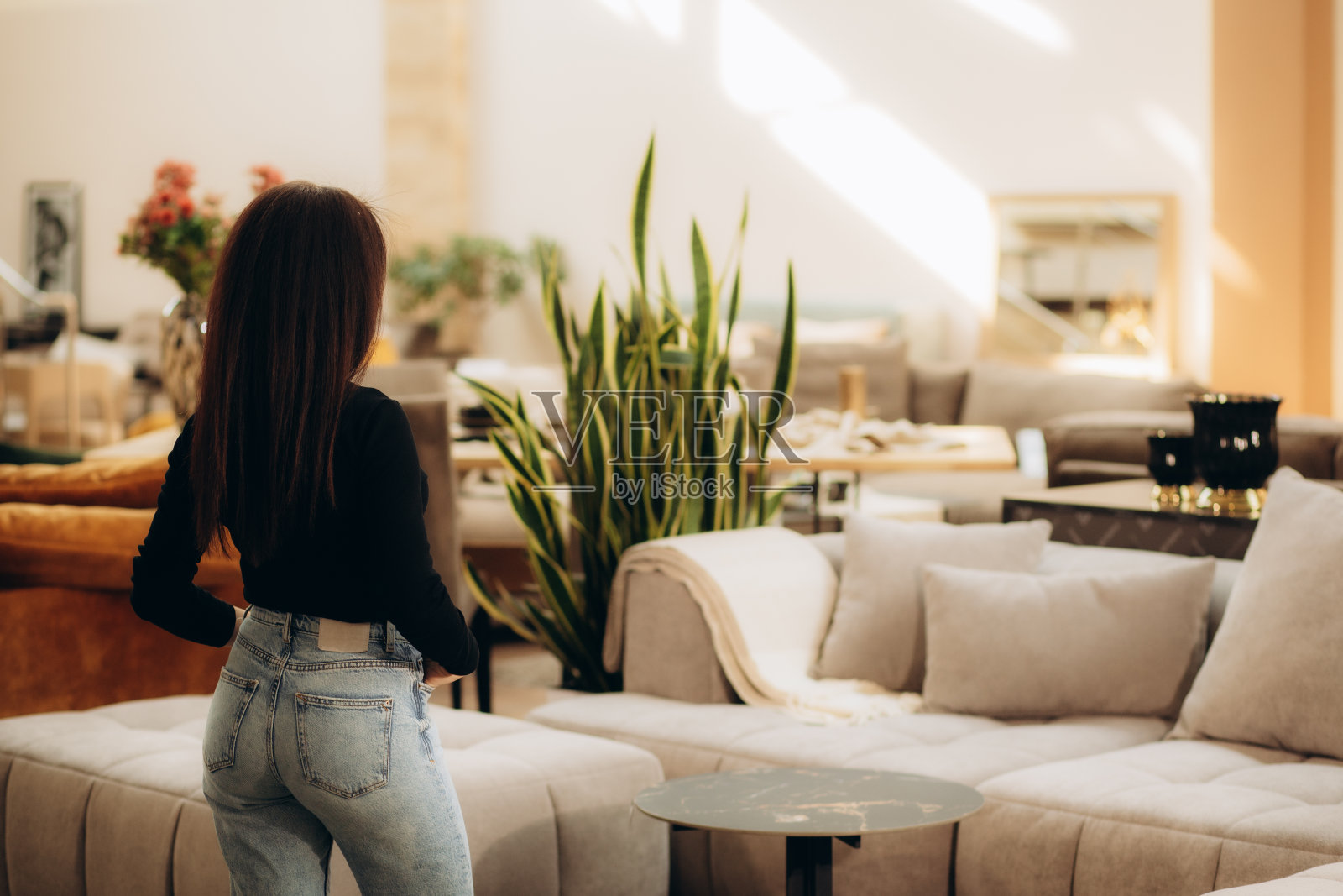 一位女士在家具店检查沙发照片摄影图片