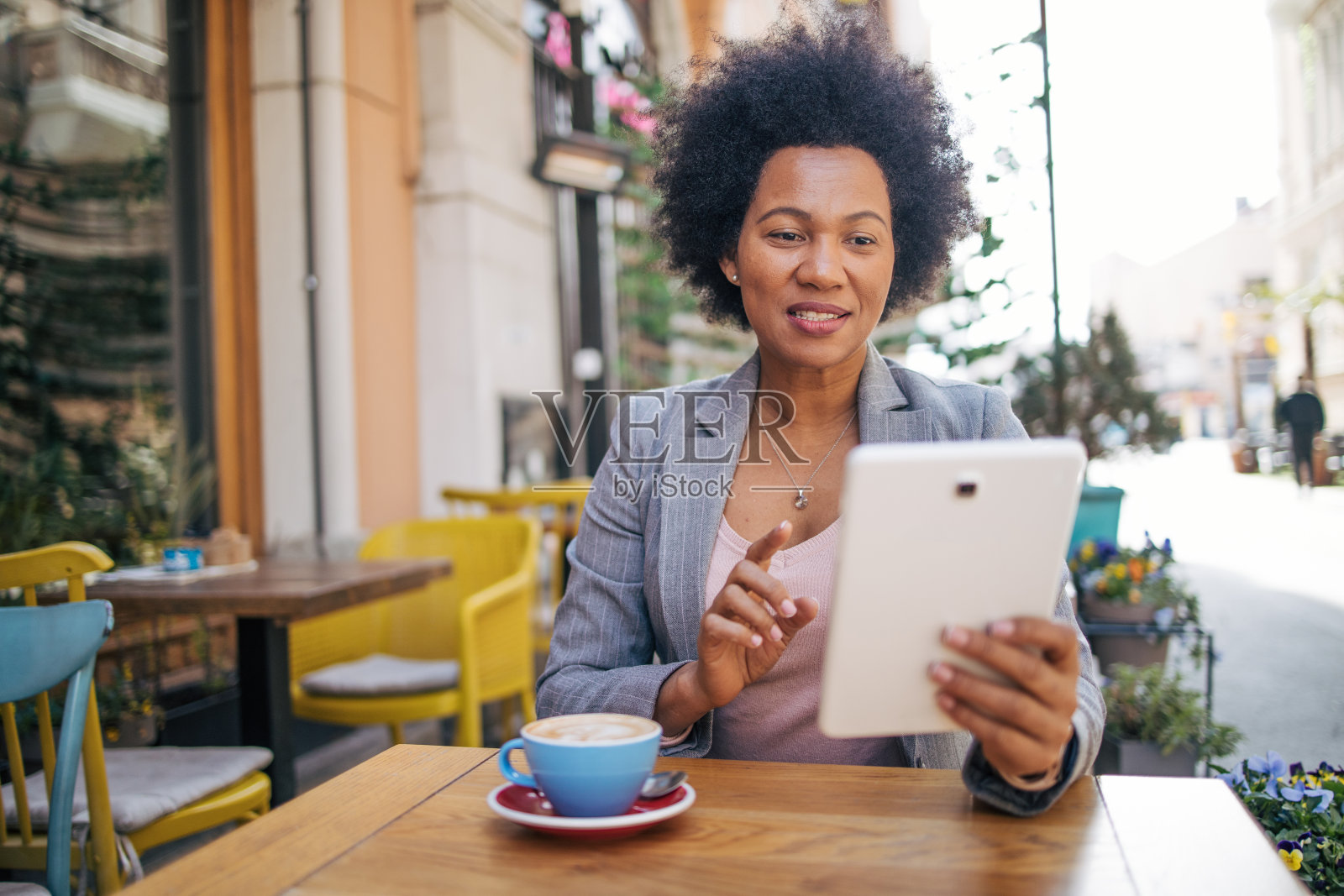 有个女人在咖啡馆视频通话照片摄影图片