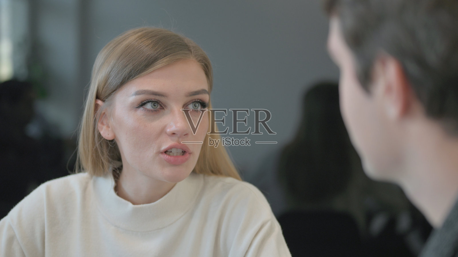 愤怒的女人与队友争论的特写照片摄影图片