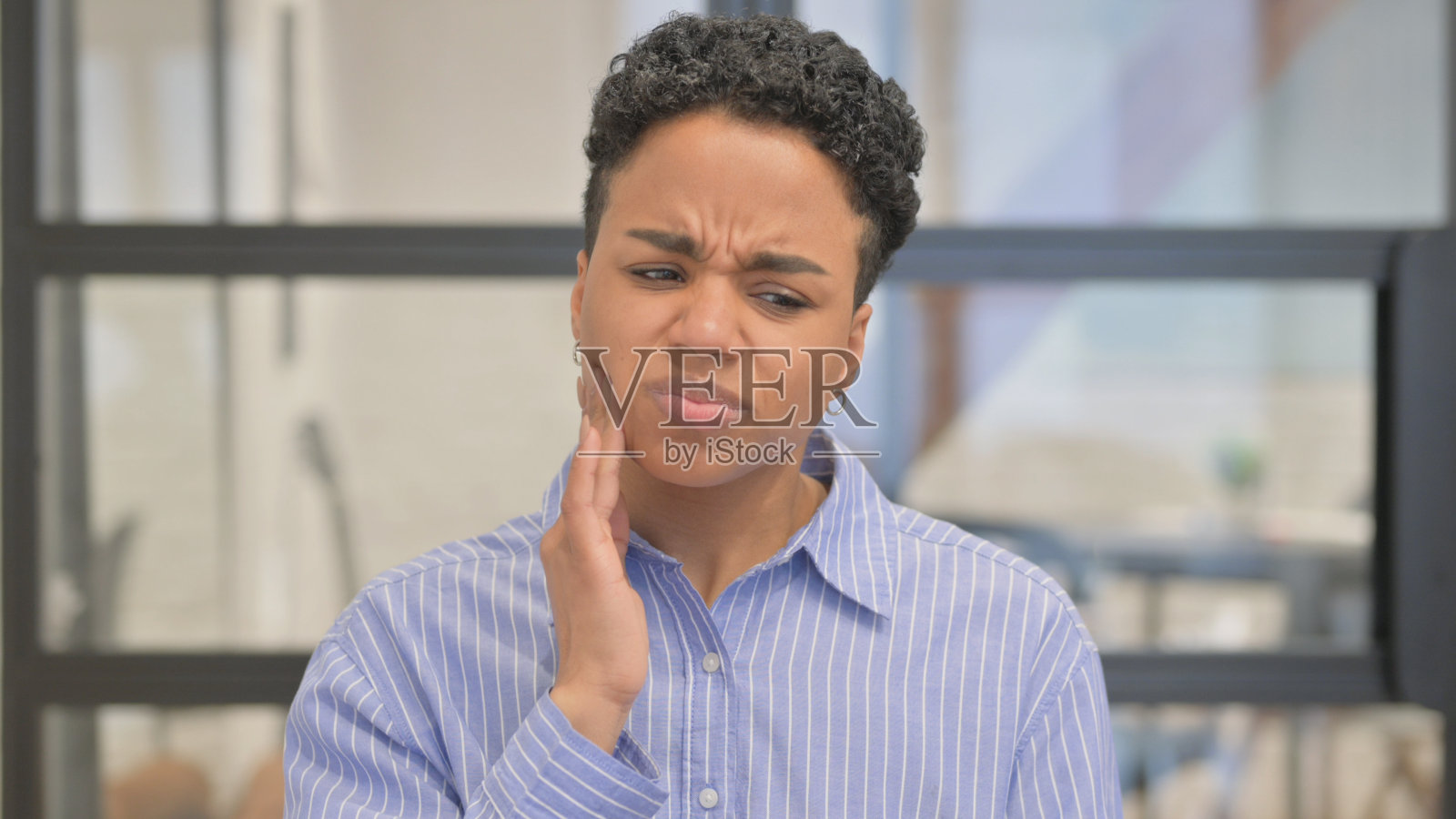 办公室里有牙痛的非洲妇女画像照片摄影图片