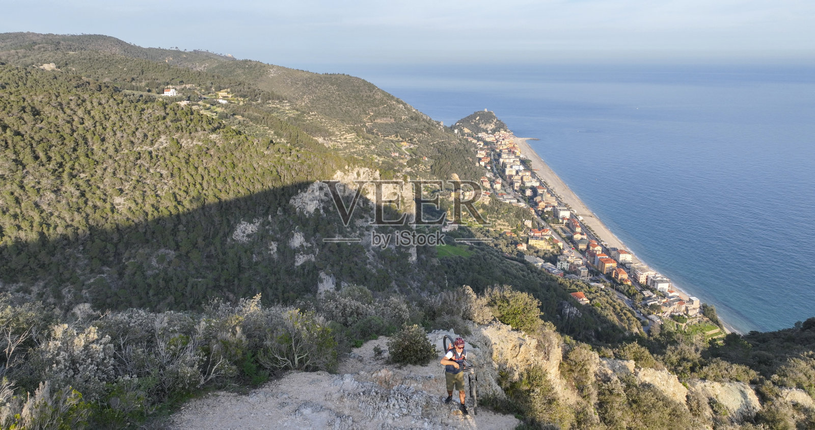 山地自行车手在海面上骑自行车照片摄影图片