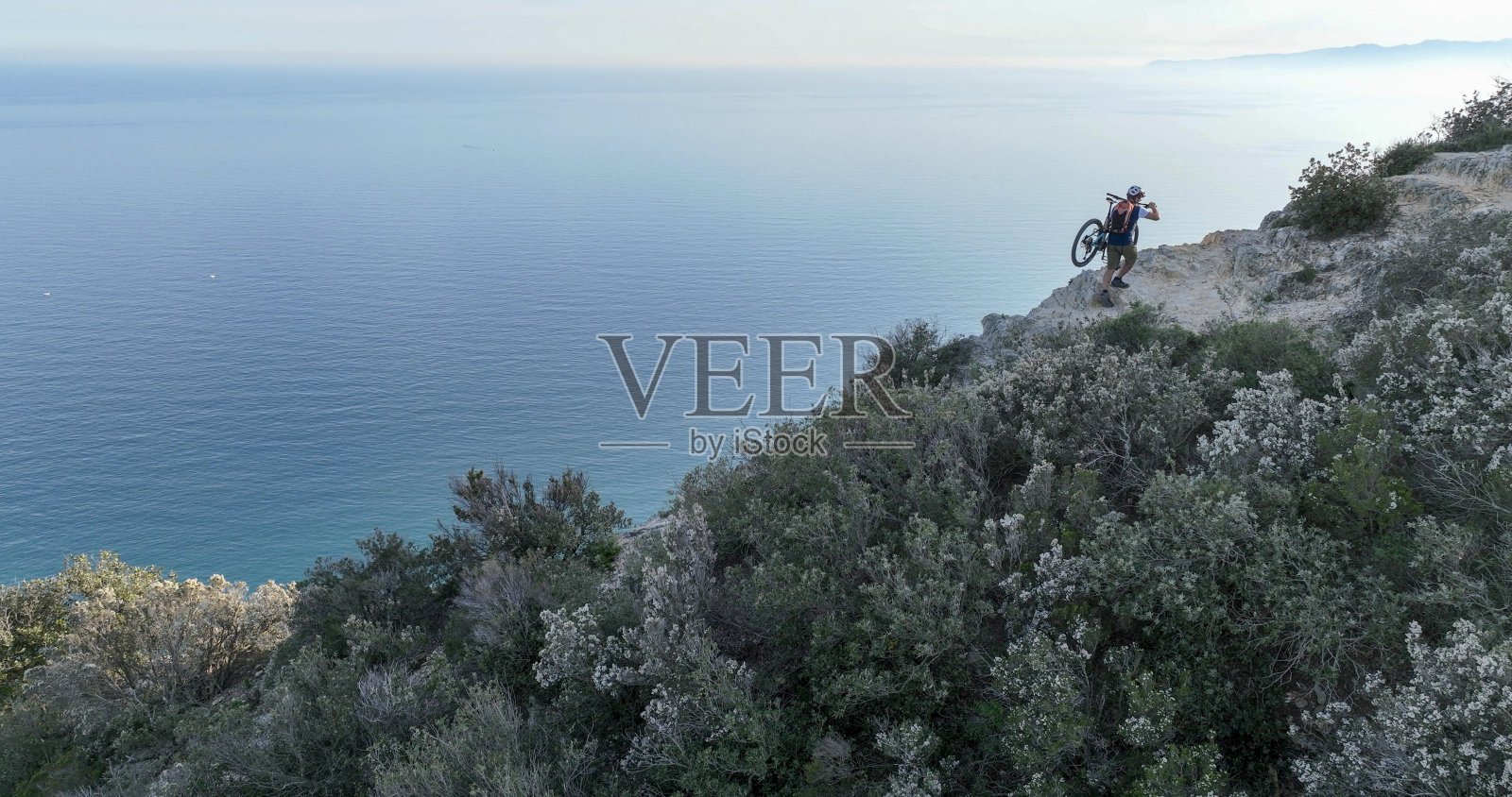 山地自行车手在海面上骑自行车照片摄影图片