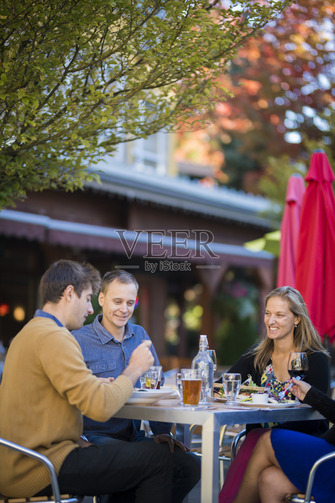 朋友们在户外咖啡馆用餐照片摄影图片