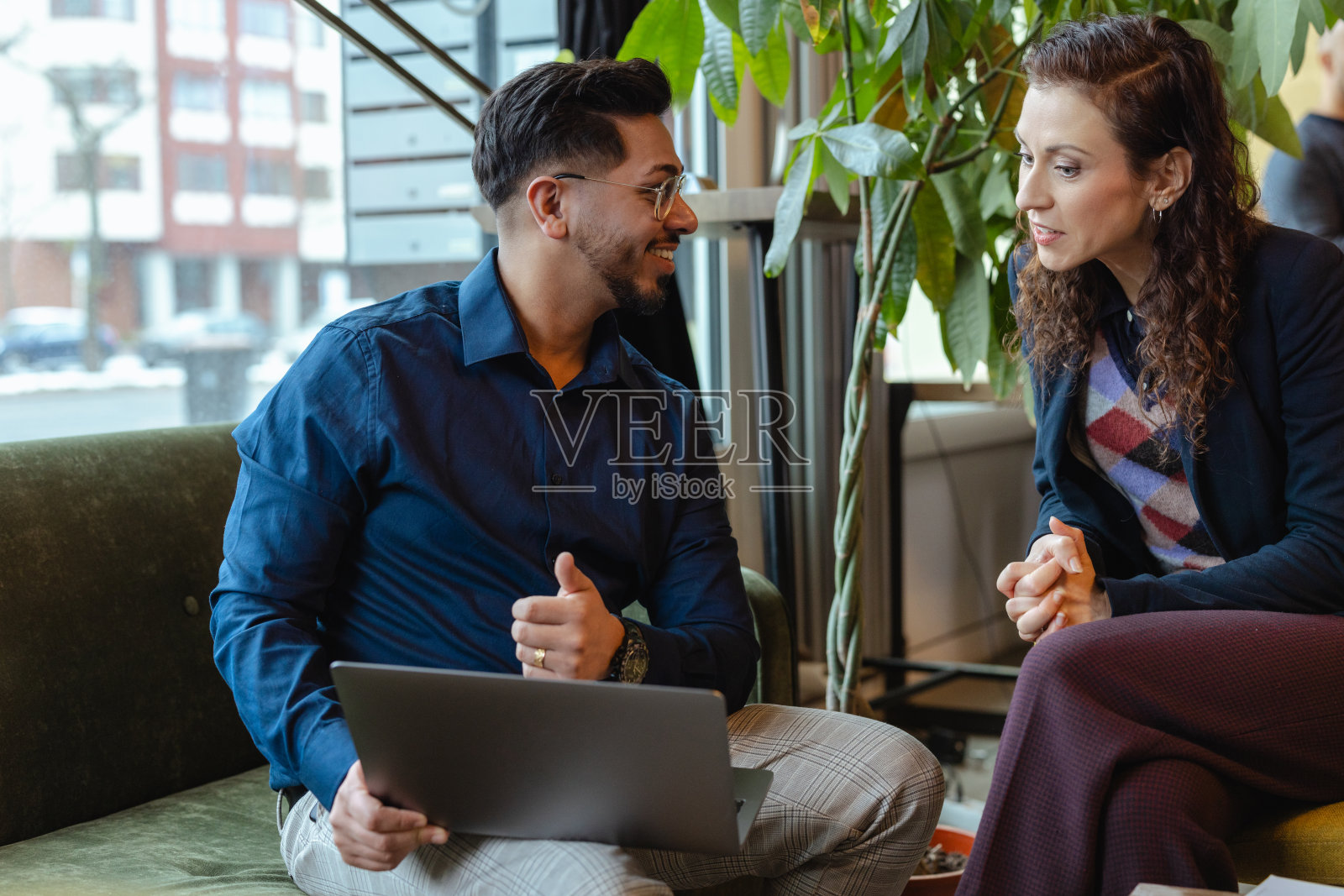 两个同事一起在办公室工作照片摄影图片