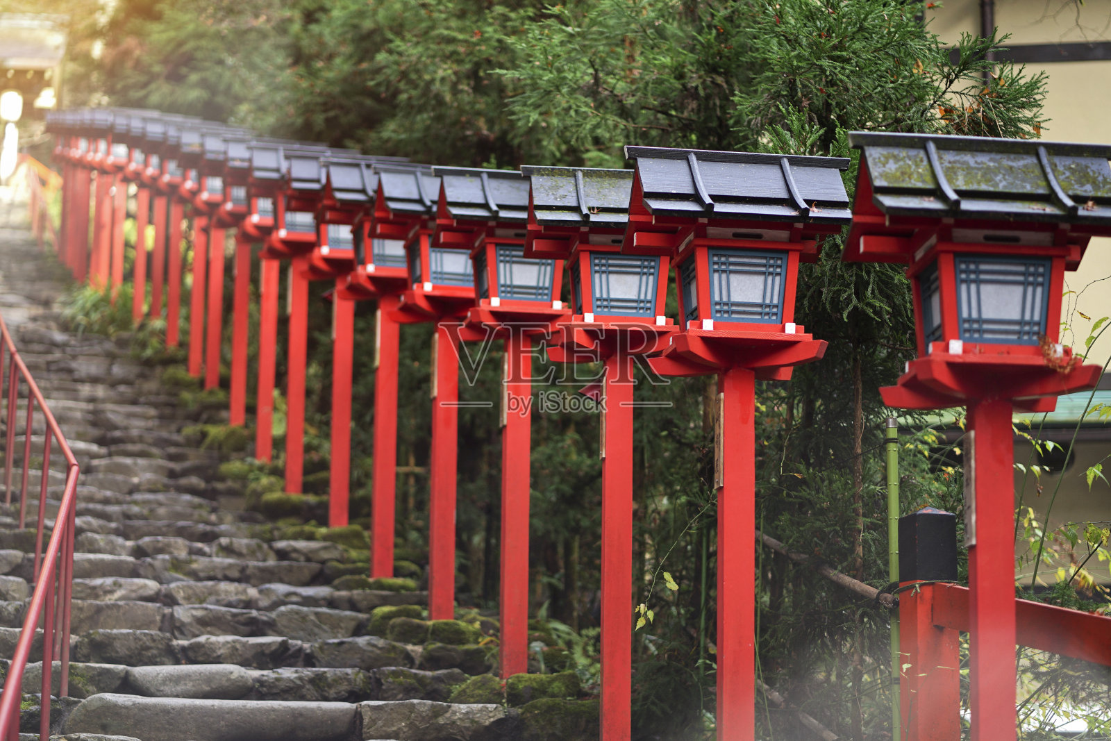 日本京都县，kiifune神社的传统灯杆和石阶照片摄影图片
