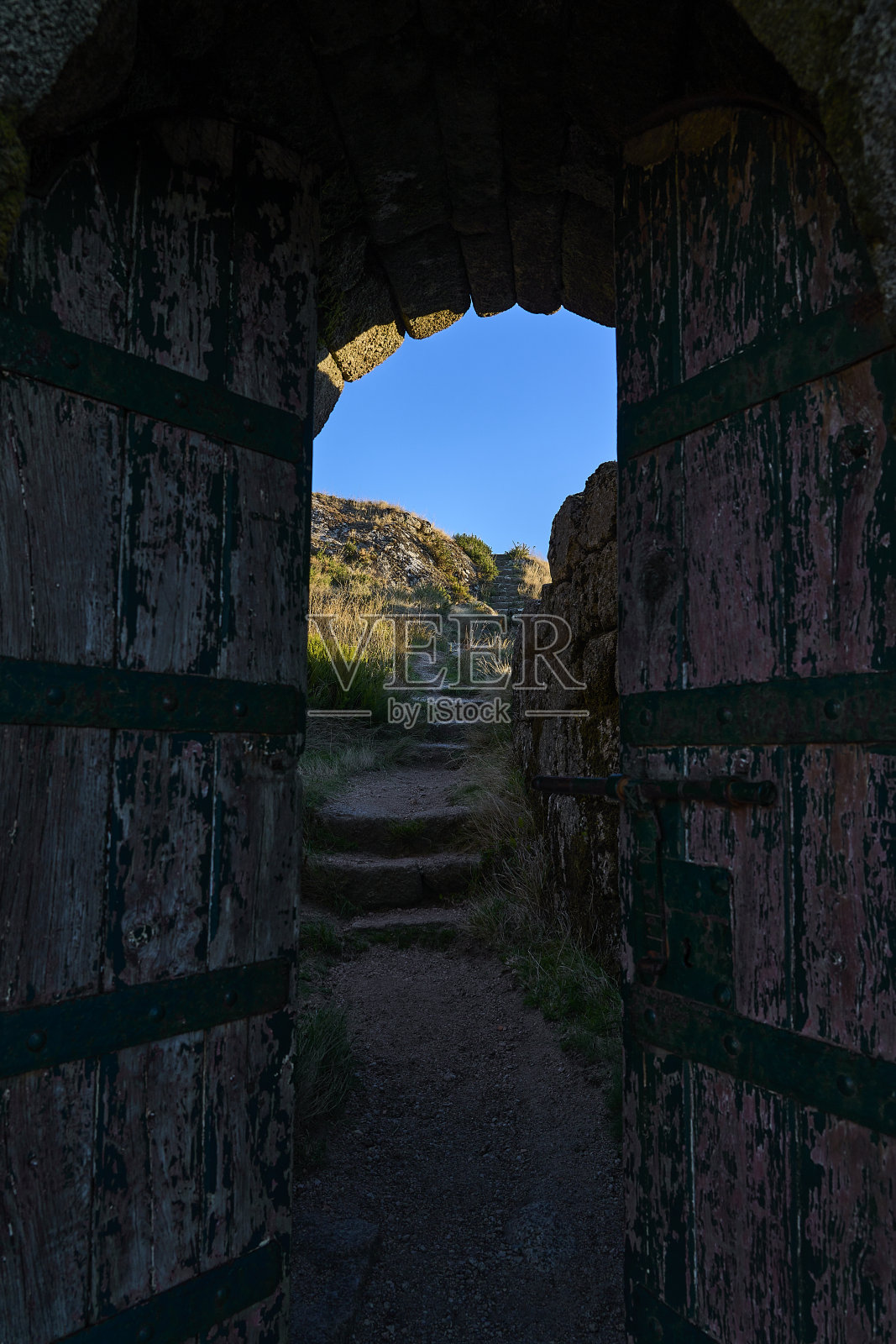 城堡遗址卡斯特罗拉博雷罗在葡萄牙山区。照片摄影图片