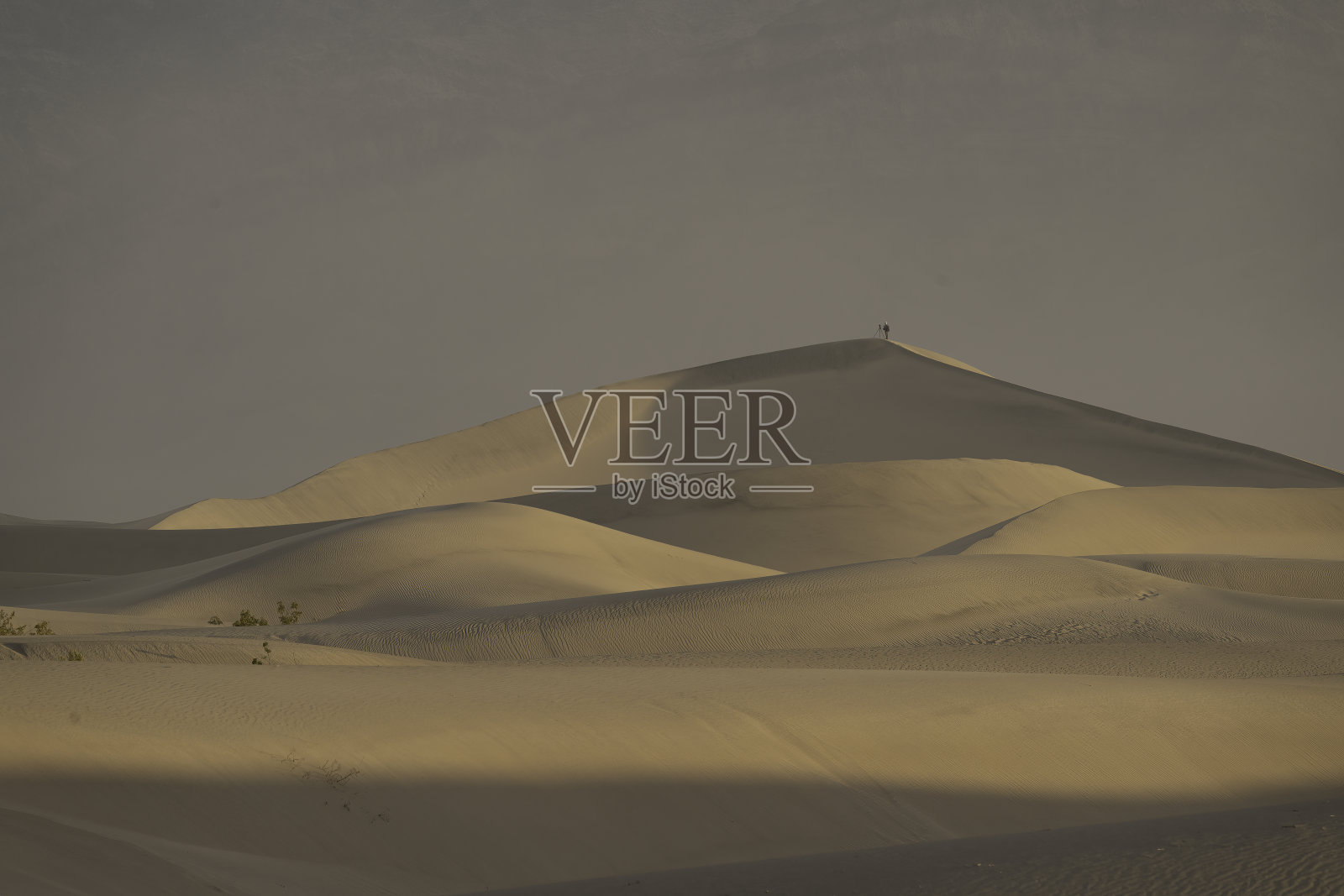 摄影师在死亡谷的沙丘上照片摄影图片