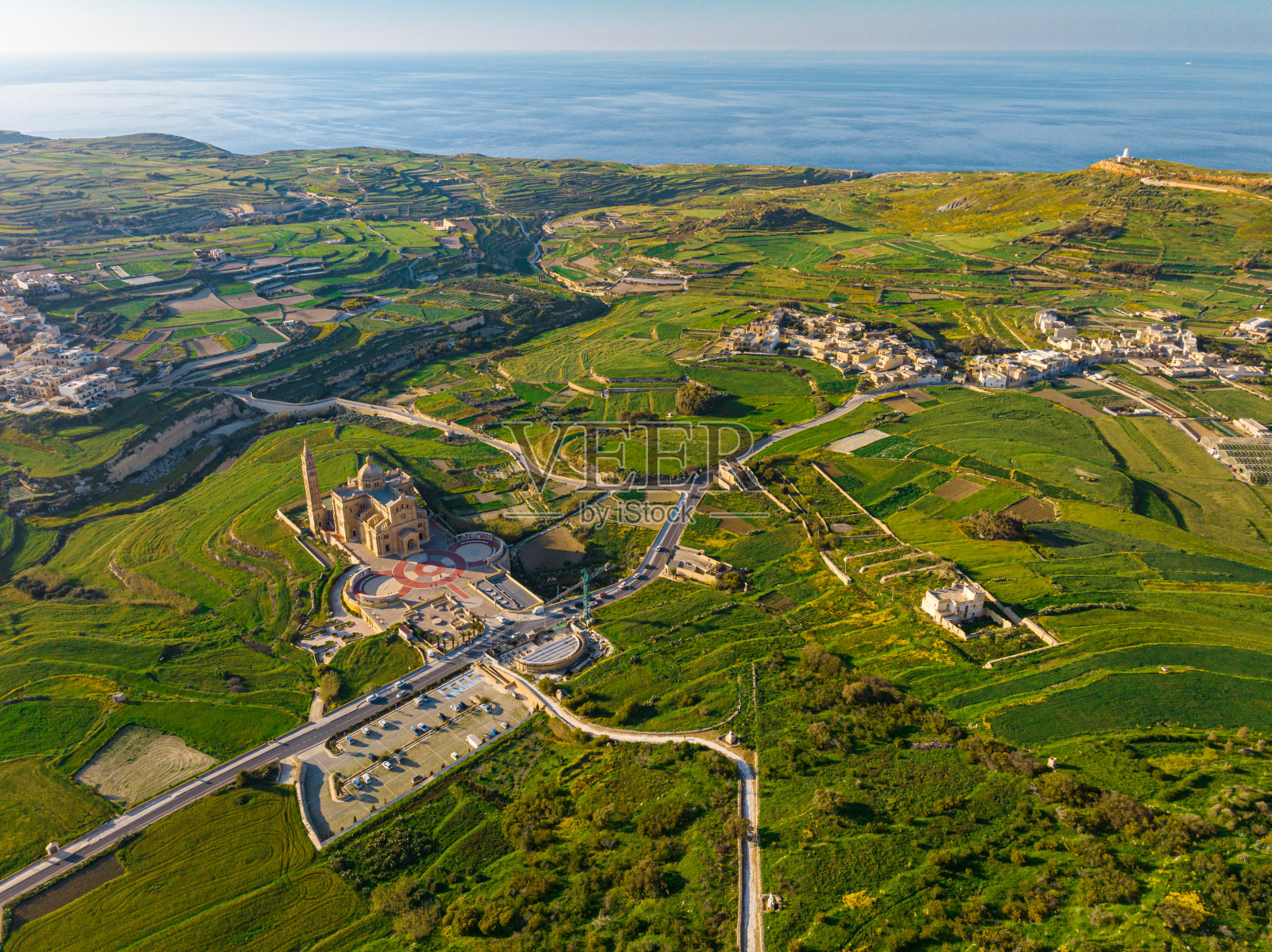 从无人机上俯瞰著名的马耳他塔皮努教堂。乡村，绿色的田野，山丘，大海。戈佐岛，马耳他照片摄影图片