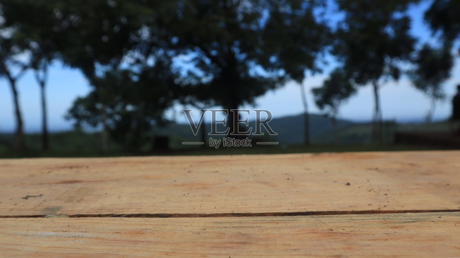 木桌与模糊的自然背景照片摄影图片