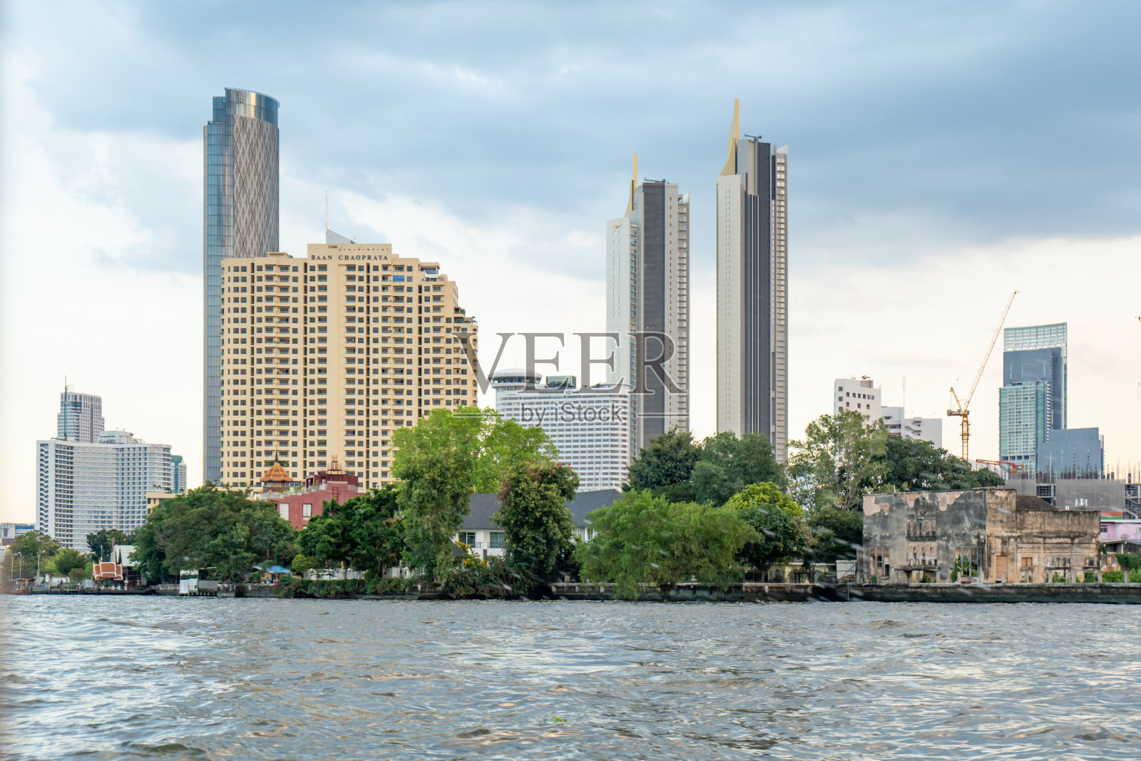 曼谷市中心的摩天大楼，河岸景色照片摄影图片