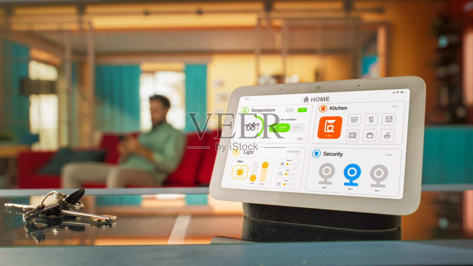 创意智能家居设备与光主题信息图表显示显示和图标与功能。一个人用智能手机控制他时髦的房子。物联网无线智能系统照片摄影图片