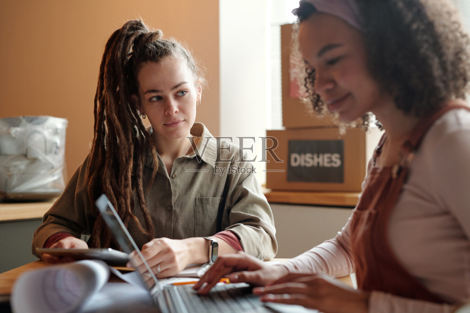 拿着平板电脑的女人看着同事照片摄影图片