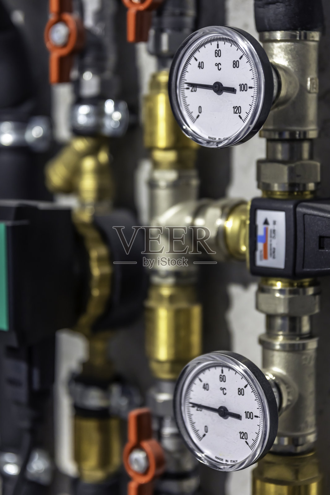 热水减压阀上的压力传感器。照片摄影图片