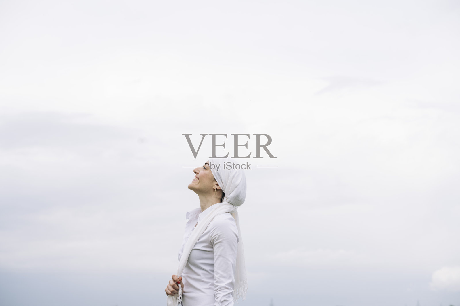 戴白色头巾的女人得了癌症照片摄影图片