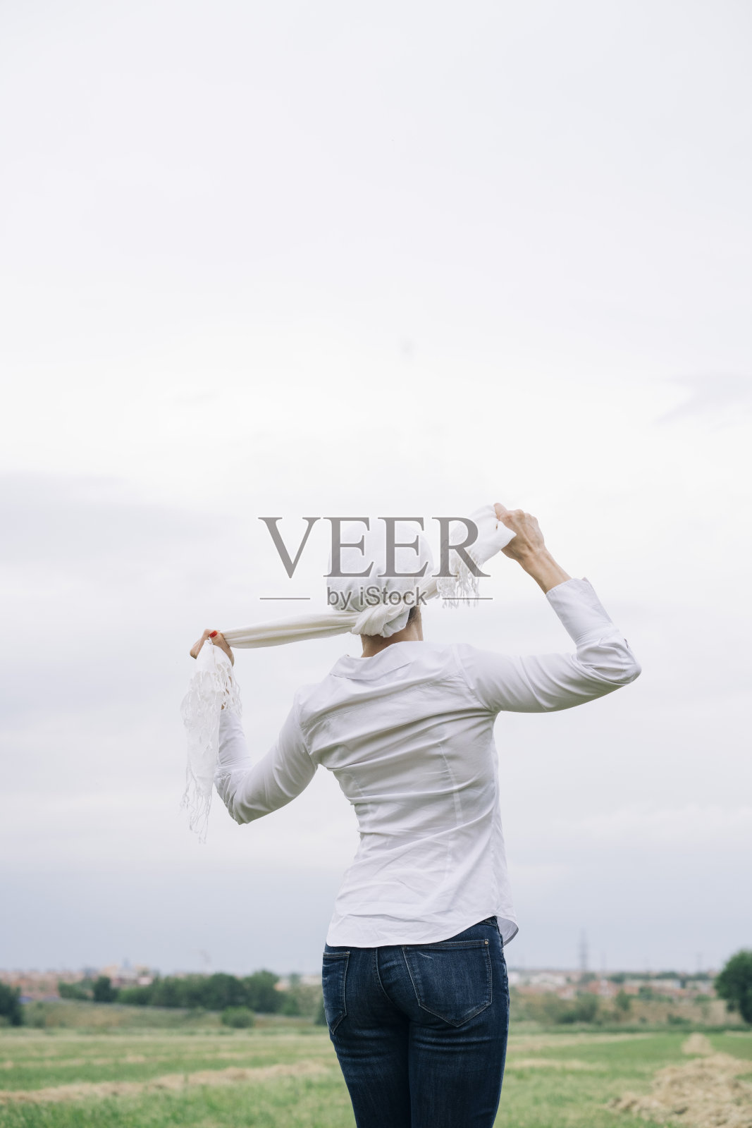 戴白色头巾的女人得了癌症照片摄影图片