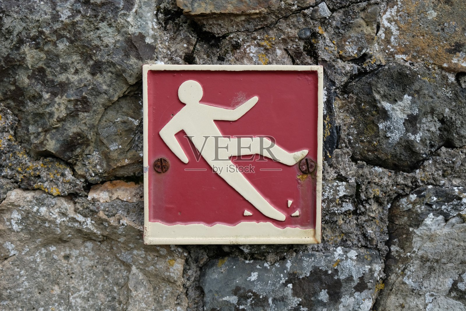 墙上的红色危险滑倒标志照片摄影图片