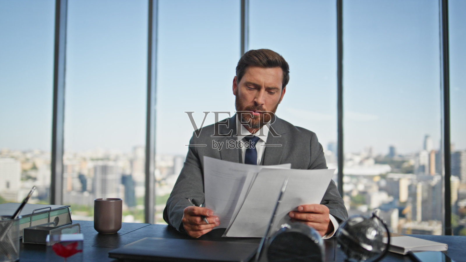 成功的行政人员在现代办公室签署交易。沉思型职业计划照片摄影图片