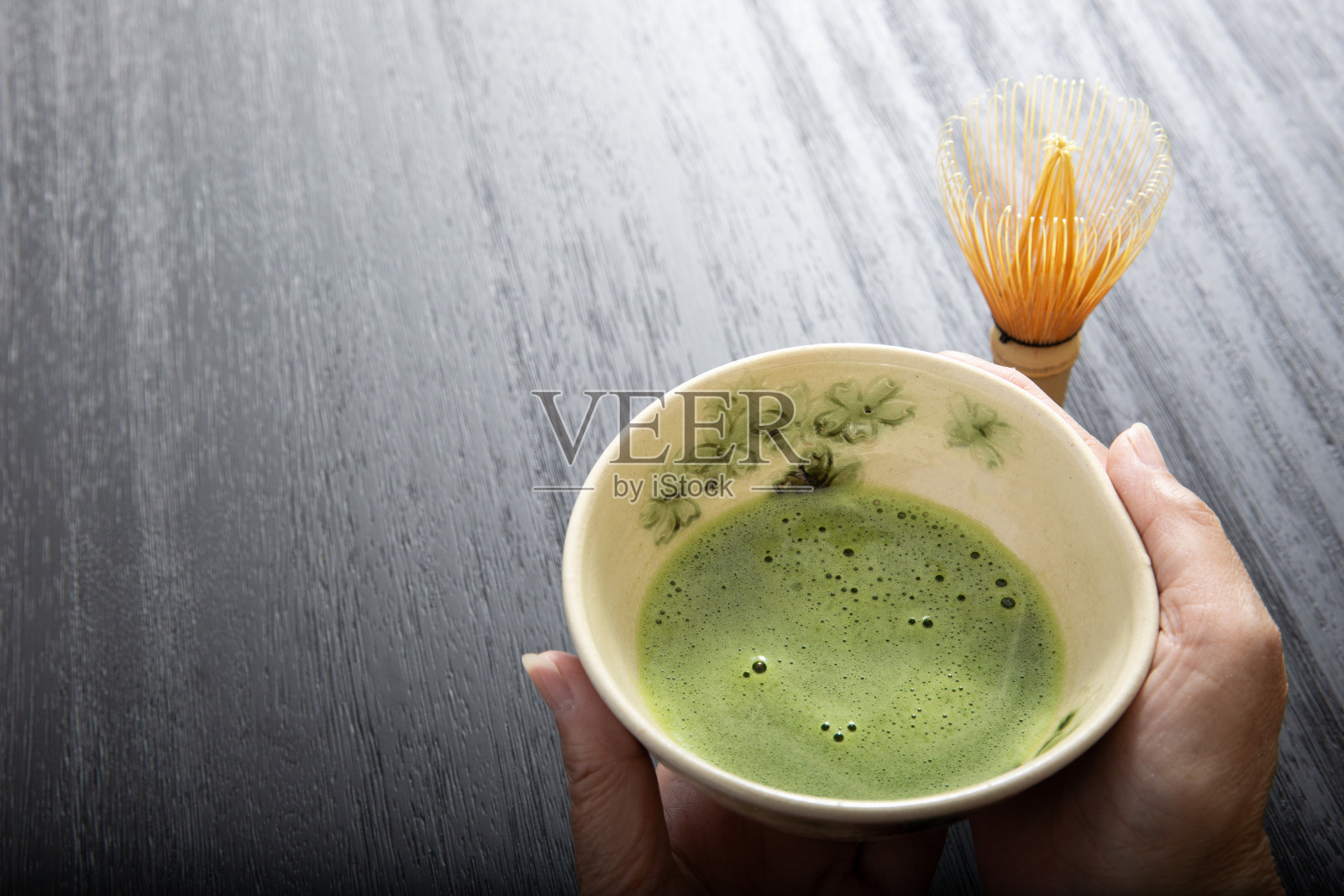 手捧抹茶，白白的抹茶碗照片摄影图片