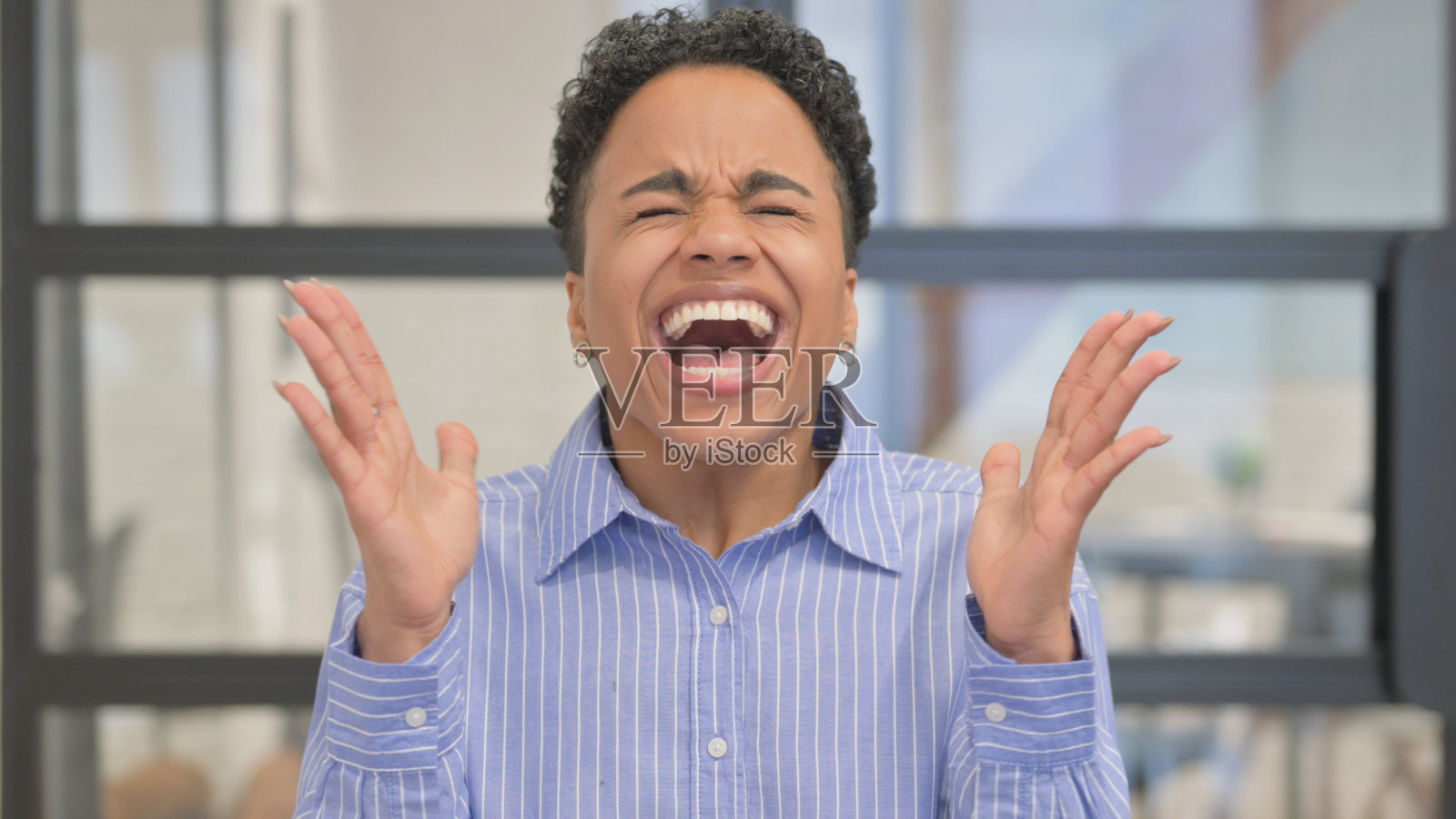 不满的非洲妇女在争论中战斗的肖像照片摄影图片