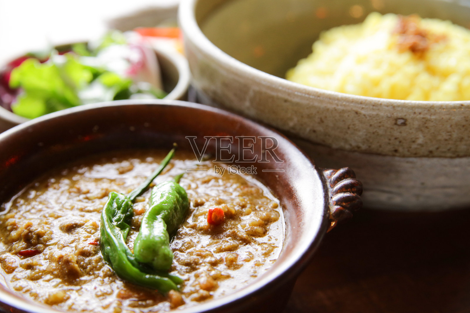 一套咖喱、藏红花米饭和沙拉照片摄影图片