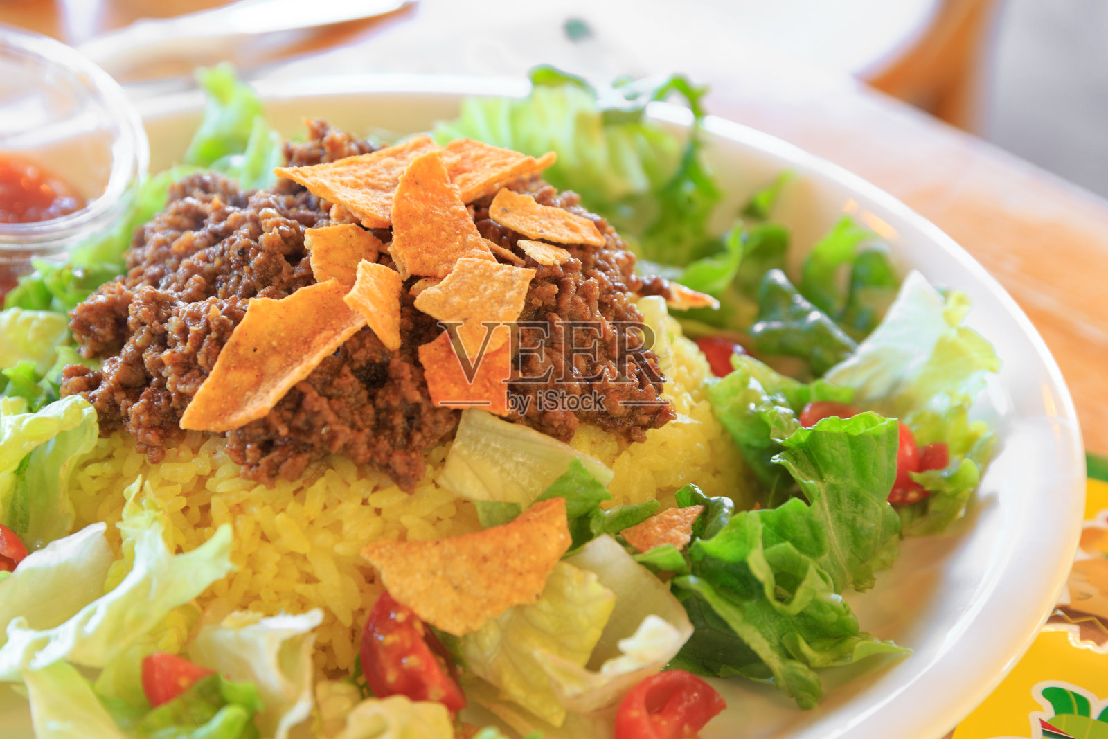 墨西哥玉米卷饭，一种冲绳菜，把墨西哥玉米卷的食材放在米饭上照片摄影图片