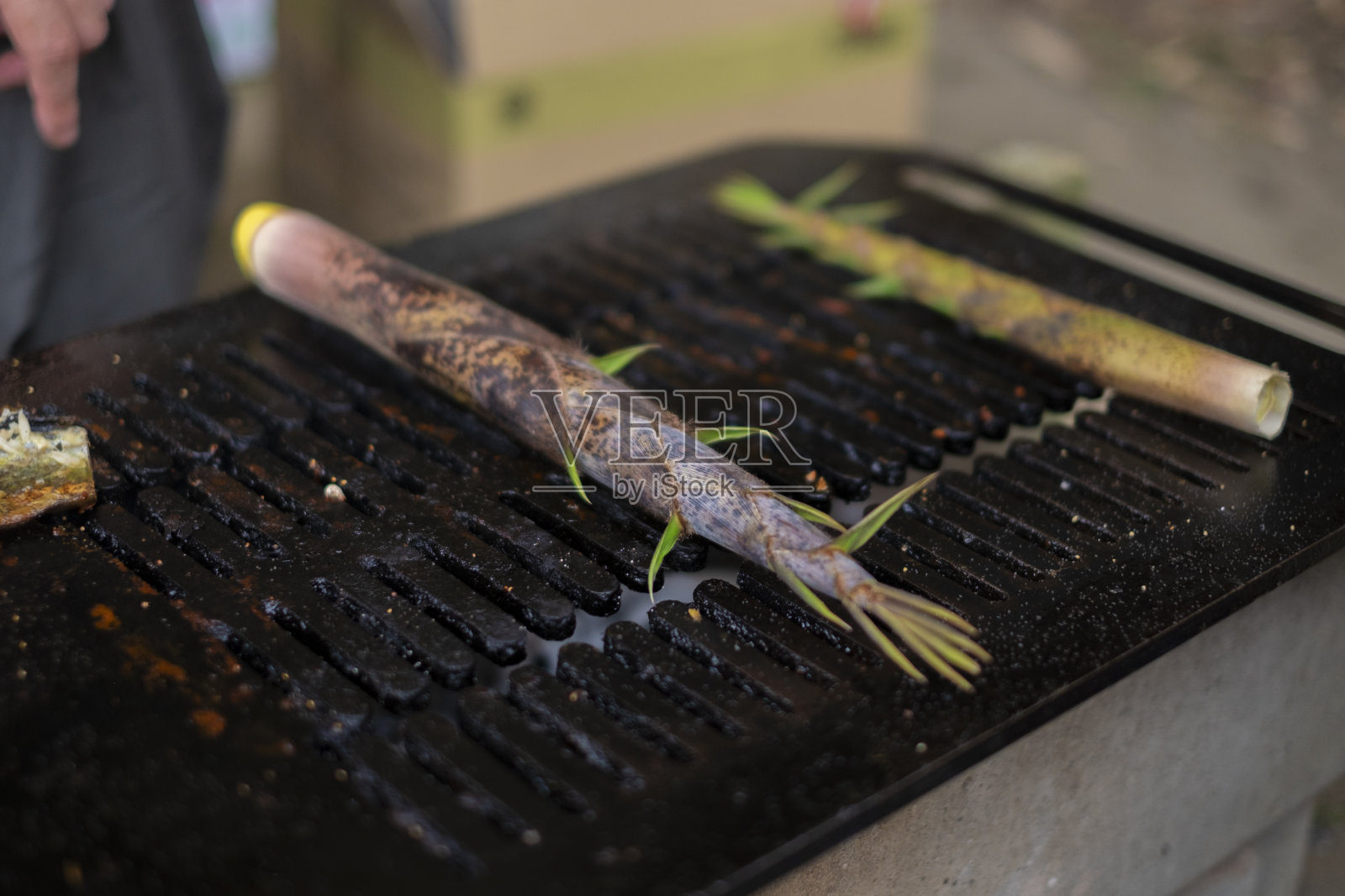 烤竹笋。照片摄影图片