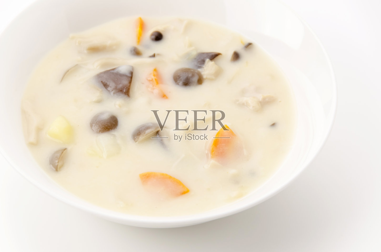 奶油炖蘑菇，鸡肉，蔬菜，美味的秋季食品照片摄影图片