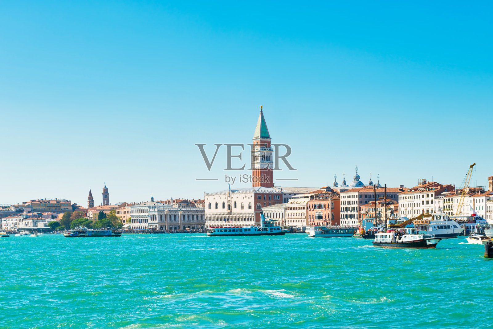 威尼斯城市景观与圣马可钟楼照片摄影图片