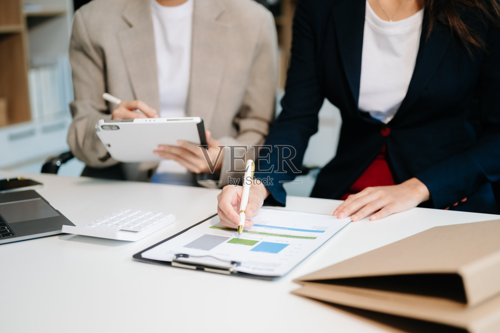 商务项目团队在办公室会议室一起工作。照片摄影图片