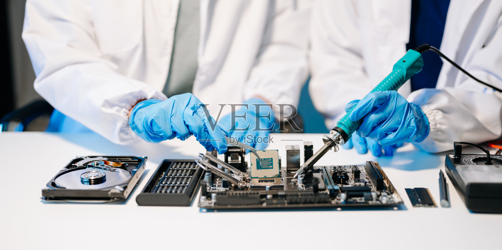 技术人员正在把中央处理器安装到电脑主板的插座上。电子工程、电子维修、电子测量照片摄影图片