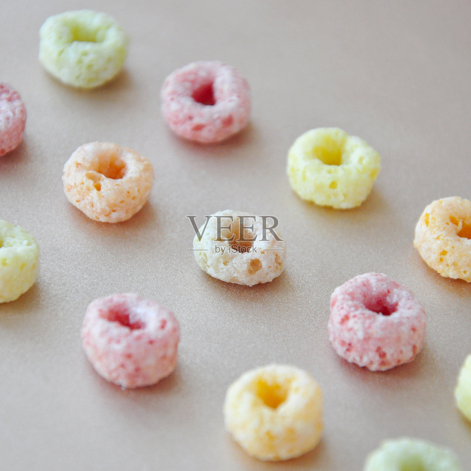 背景上的一排彩色水果圈麦片照片摄影图片